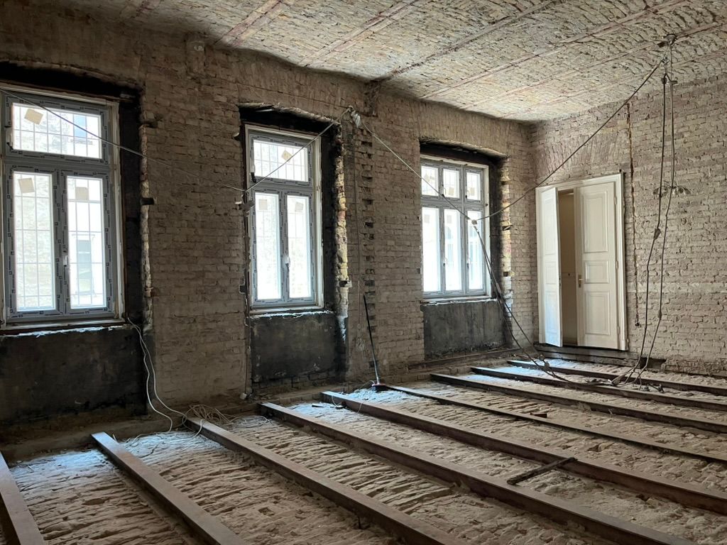 Falk Miksa street , 2 bedroom unrenovated apartment