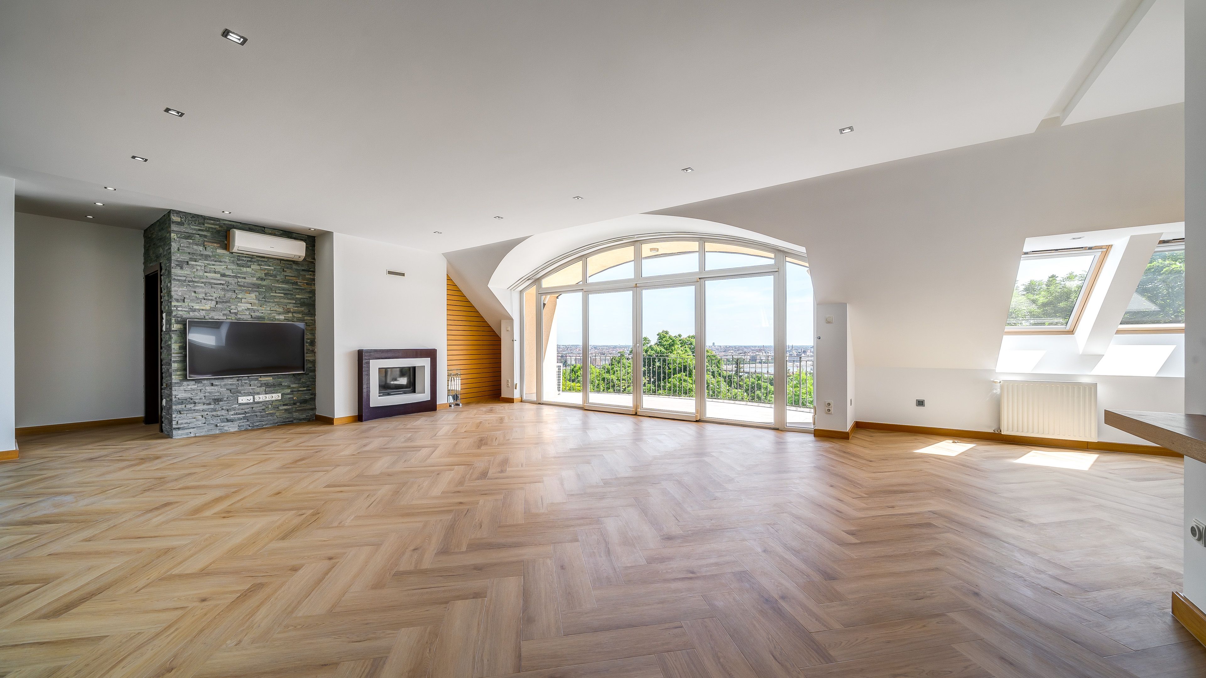 Sarolta street, Panoramic 3 bedroom apartment with terrace