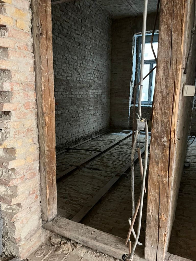 Falk Miksa street , 2 bedroom unrenovated apartment