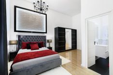 Elegant Corner Residence Near Astoria