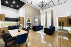 Elegant Corner Residence Near Astoria
