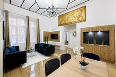 Elegant Corner Residence Near Astoria